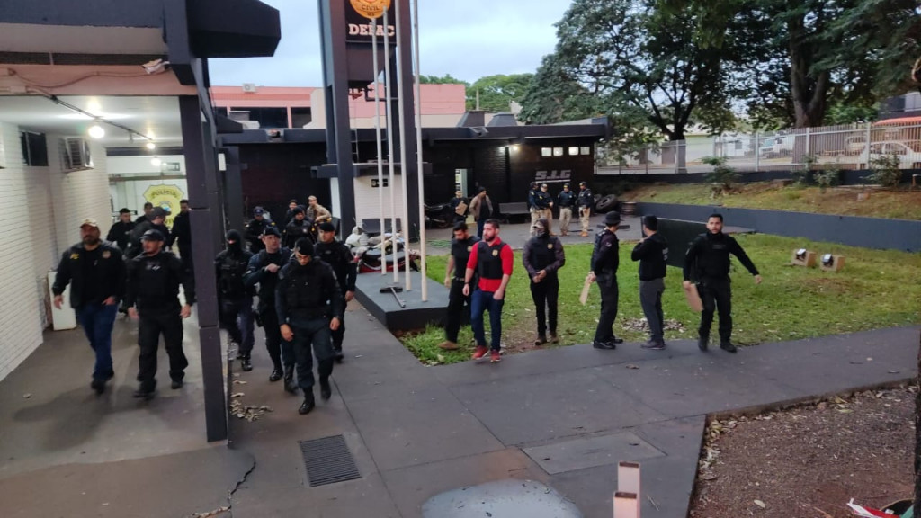 Policiais saem de delegacia para cumprir mandados da Operação Águia - Foto: Adilson Domingos