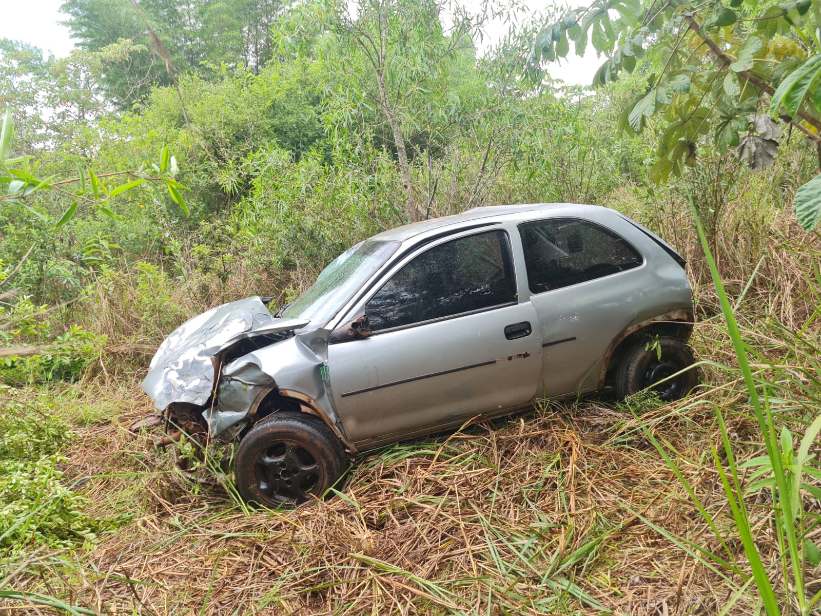 O corpo da vítima ficou caído ao lado do veículo - Foto: Ribero Junior/Jornal MS 24h