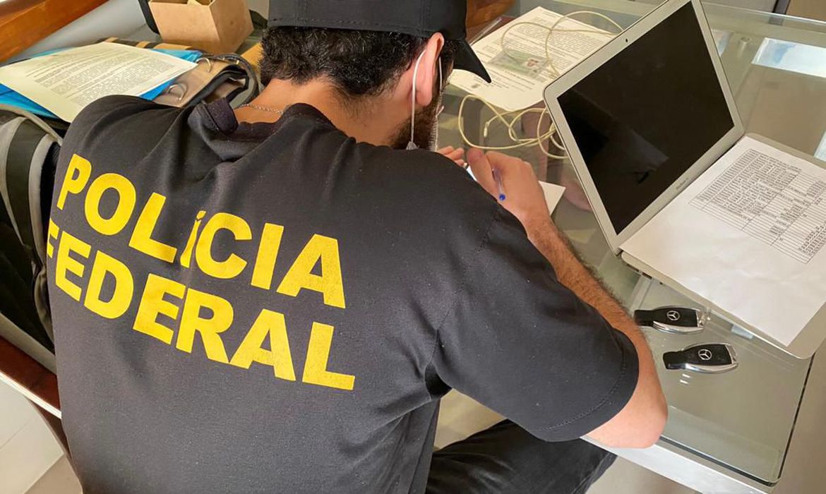 Foto: Policiais federais, agentes da Receita Federal e membros do Ministério Público Federal (MPF) fazem hoje (15) operação contra um esquema de venda de créditos fraudulentos e inexistentes para comp