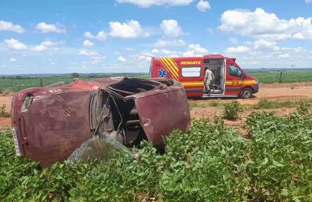 Carro capotado e viatura dos bombeiros no local - Foto: A Gazeta News