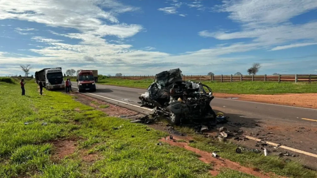 Caminhonete em que as vítimas estavam ficou completamente destruída; Foto: Cenário MS