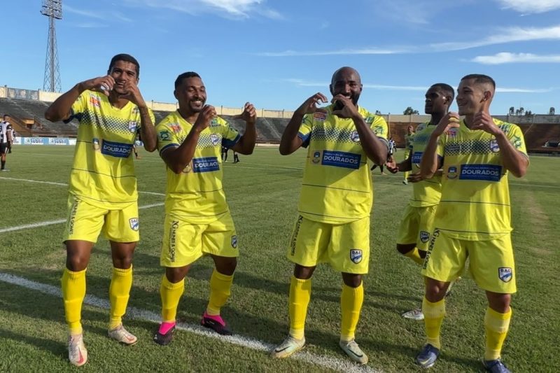 Jogadores comemoram com Dandan o gol da vitória do DAC no Douradão (Foto: Reprodução/DAC TV)