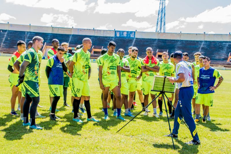 Mesmo com dois desfalques no meio, Chiquinho Lima quer manter equilíbrio fora de casa (Foto: Paulo Cezar Perez)