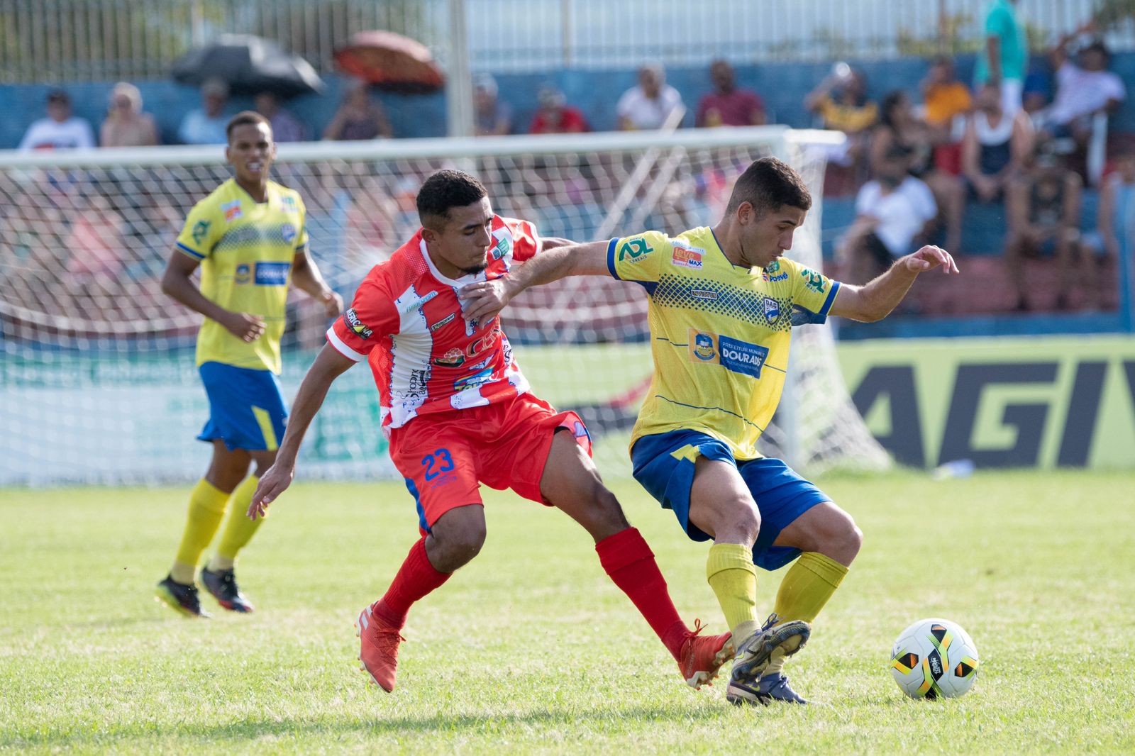 Dourados (camisa amarela) venceu e ampliou vantagem sobre o Coxim - Foto: @Eduardofotoms