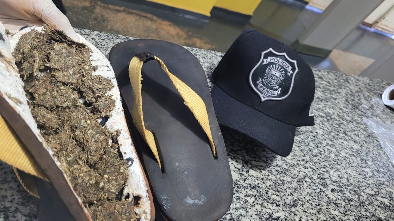 170 gramas de maconha escondidas no chinelo do interno; Foto: Sidnei Bronka/Ligado Na Notícia