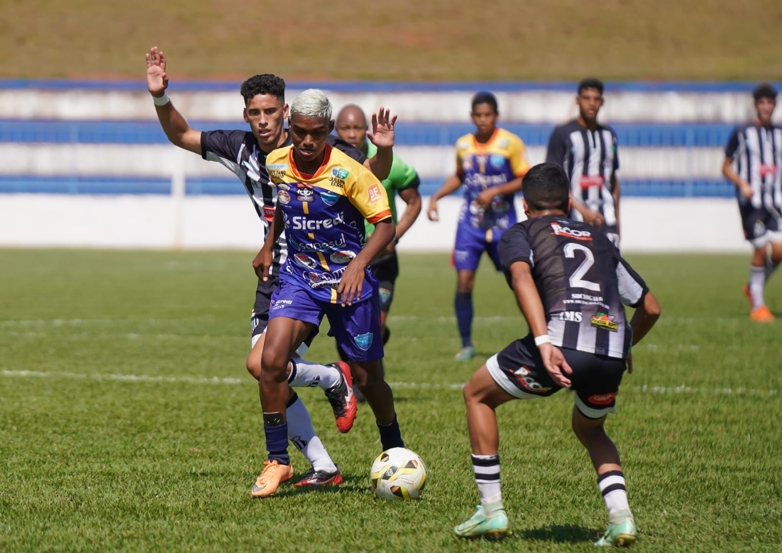  Ivinhema (Camisa Azul e amarela) e Operário em lance no Estádio Saraivão - Foto: Marcelo Berton