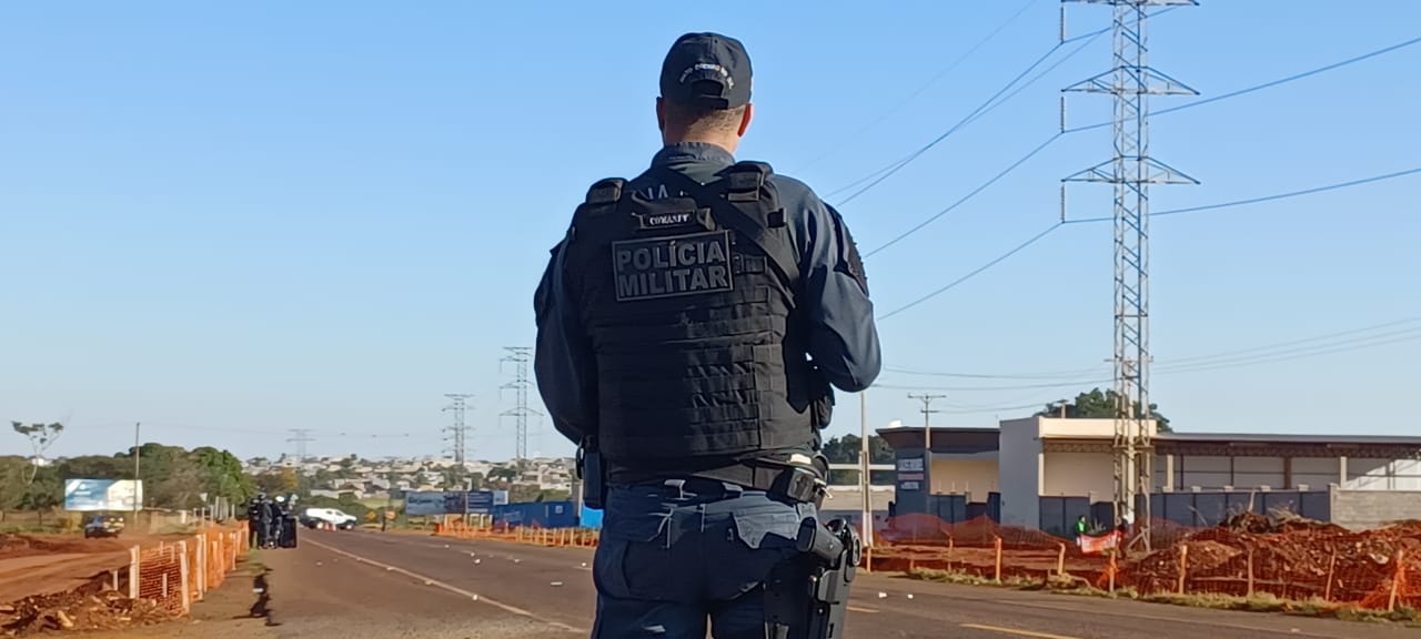 Policial Militar durante acompanhamento de conflito na rodovia (Foto: Marcos Morandi, Midiamax)