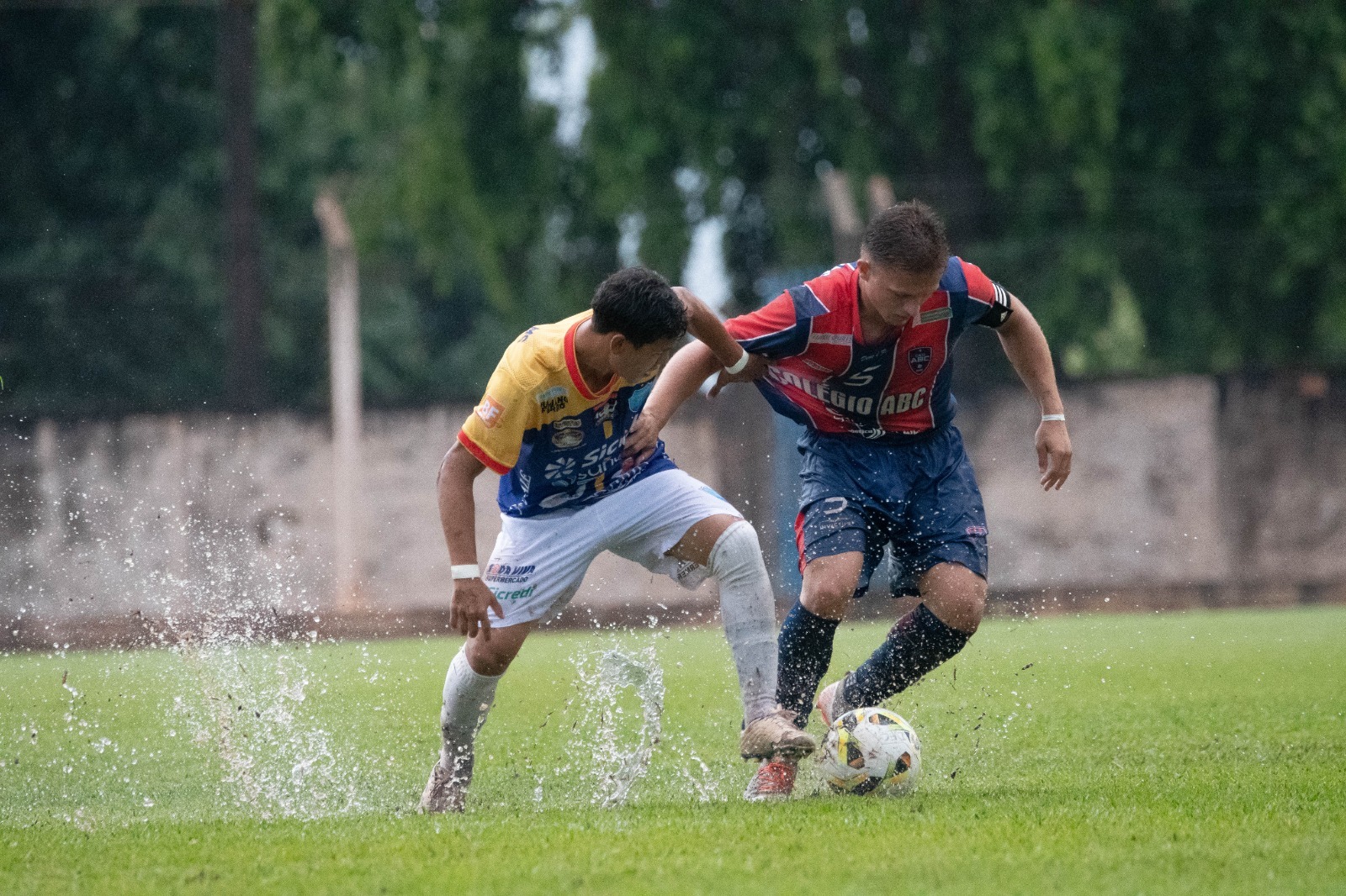 Ivinhema (Camisa Azul e amarela) venceu o União/ABC no Estádio Saraivão - Foto: @eduardofotoms