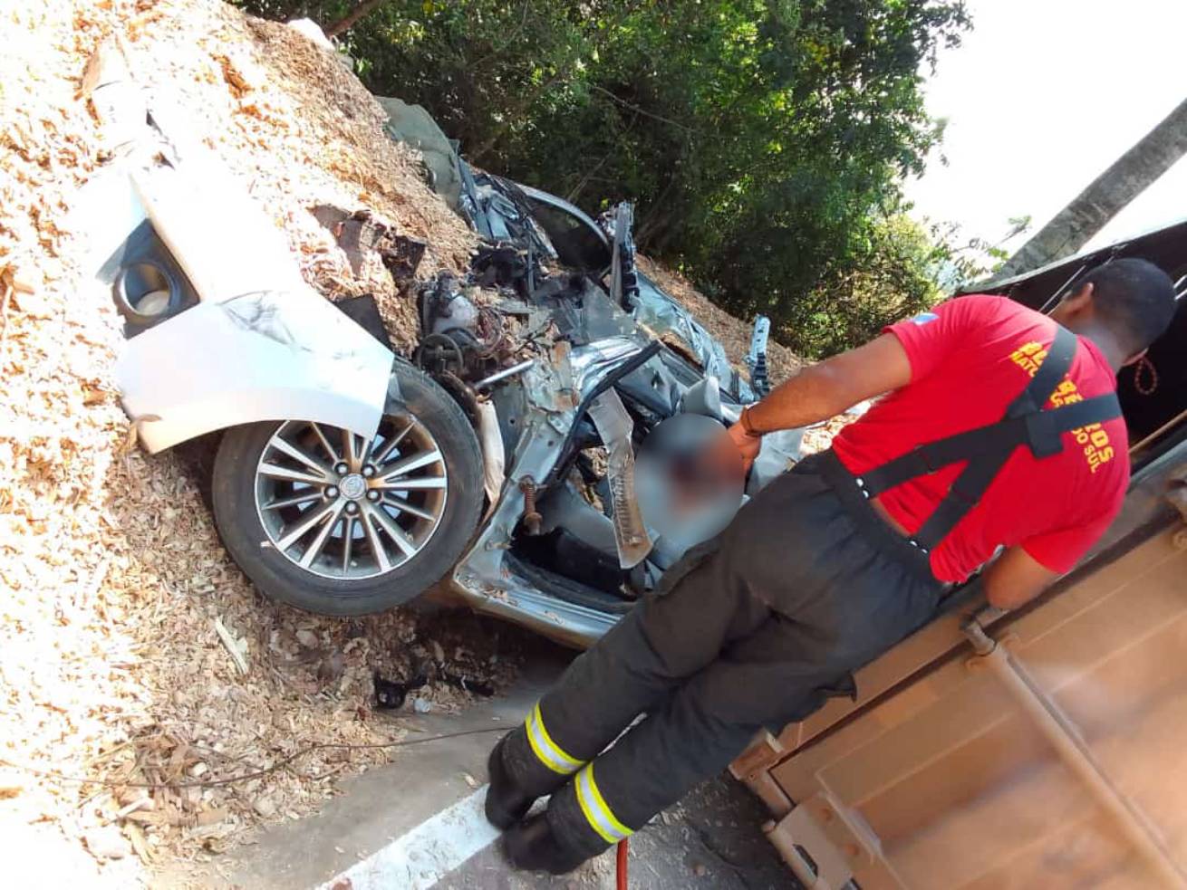 Carro ficou totalmente destruído (Fala Povo)