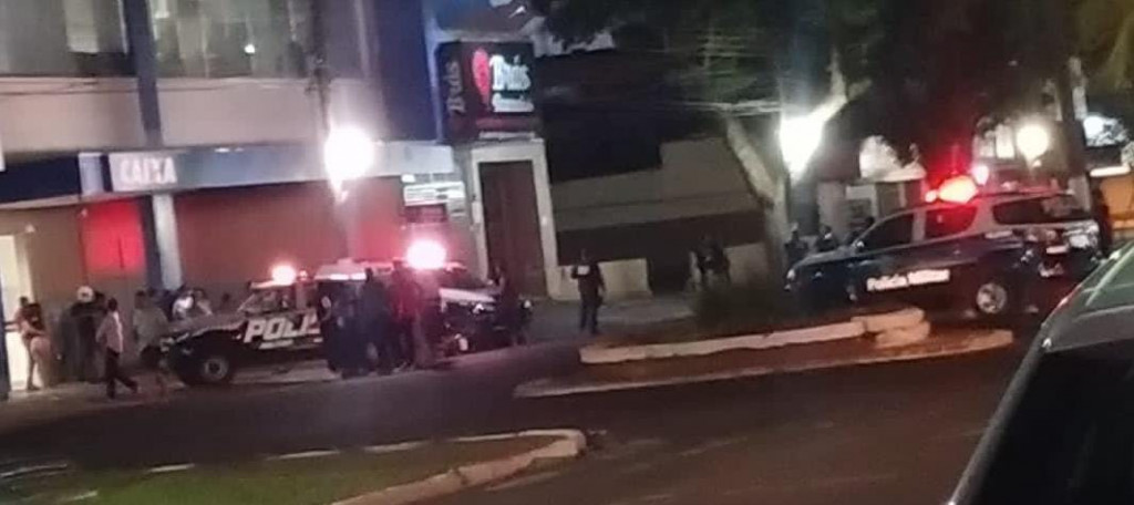 Rapaz acabou baleado na perna esquerda e levado para o HV; Foto: Ligado Na Rua