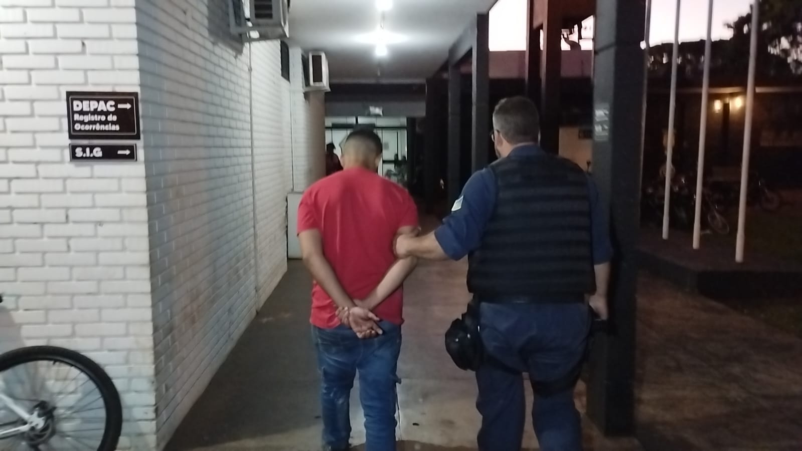 Álvaro Alexandre chegando à Depac após ser detido na rodoviária de Dourados; Foto: Leandro Hoslbach/Ligado Na Notícia