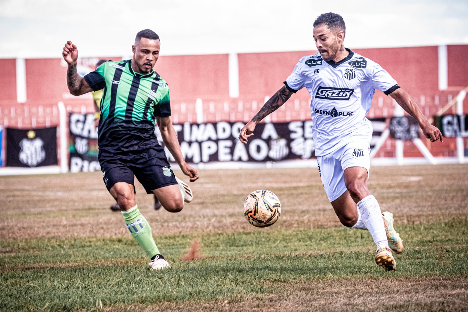 Operário (Camisa branca) venceu o Náutico e conquista a segunda vitória seguida na competição - Foto: @eduardofotoms