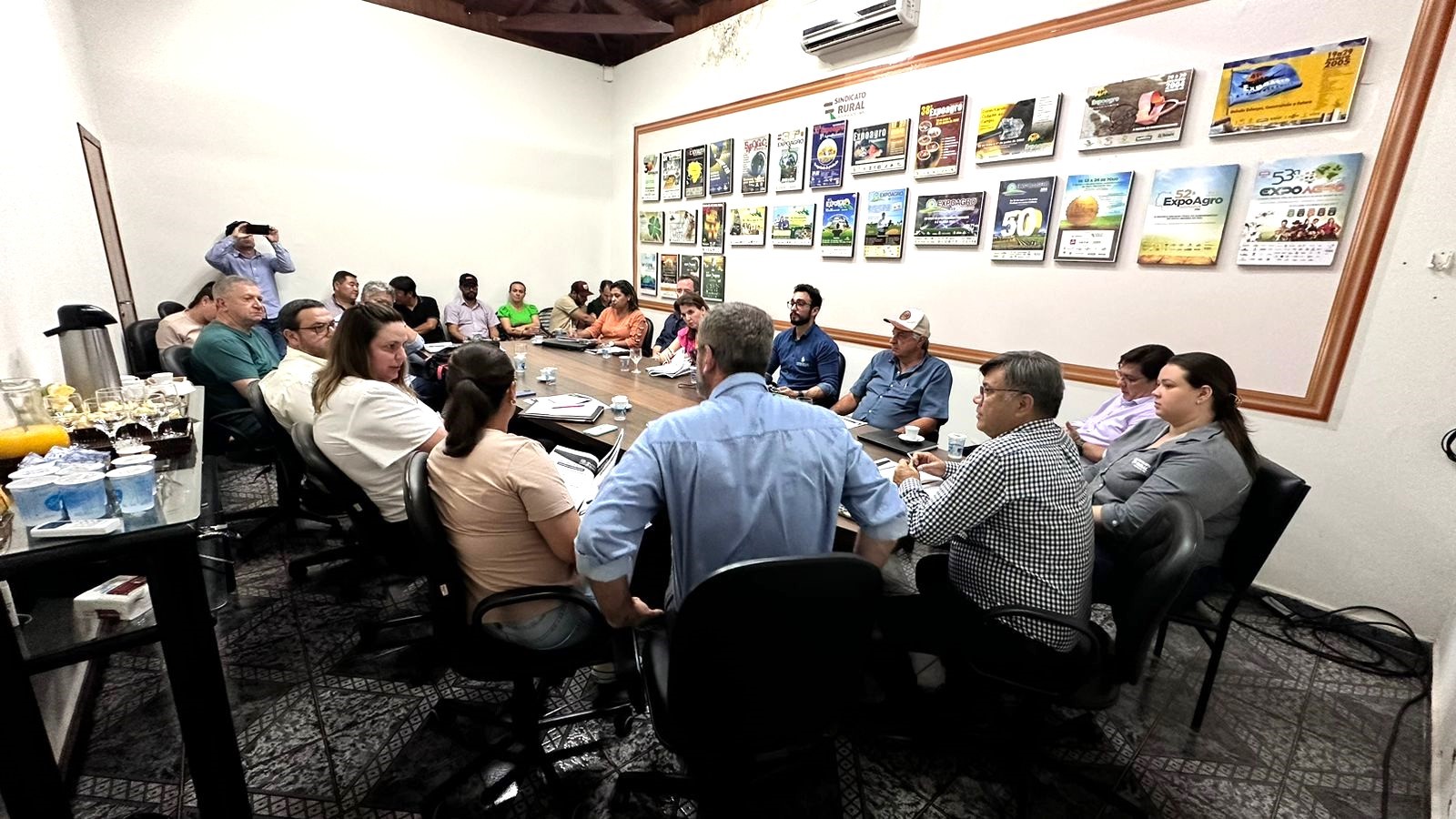 Reunião no Sindicato Rural, nesta segunda-feira (29), deu início a discussão sobre as temáticas dos eventos técnicos que serão ofertados durante a Expoagro