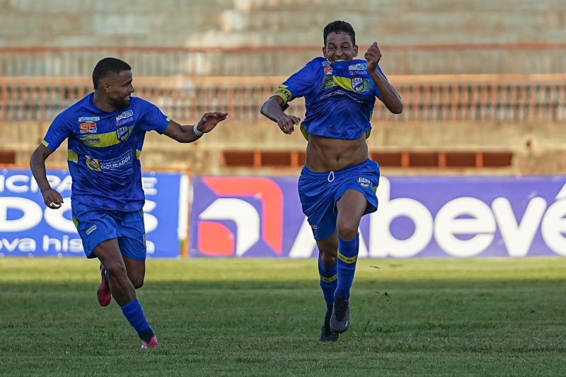 Thiago Moura perdeu um pênalti e se redimiu com gol de falta nos acréscimos (Foto: Marcelo Berton)