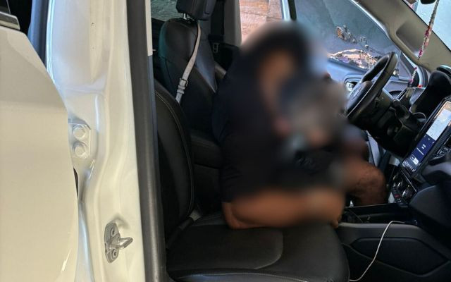 Homem foi baleado dentro do carro; Foto: Ligado Na Redação