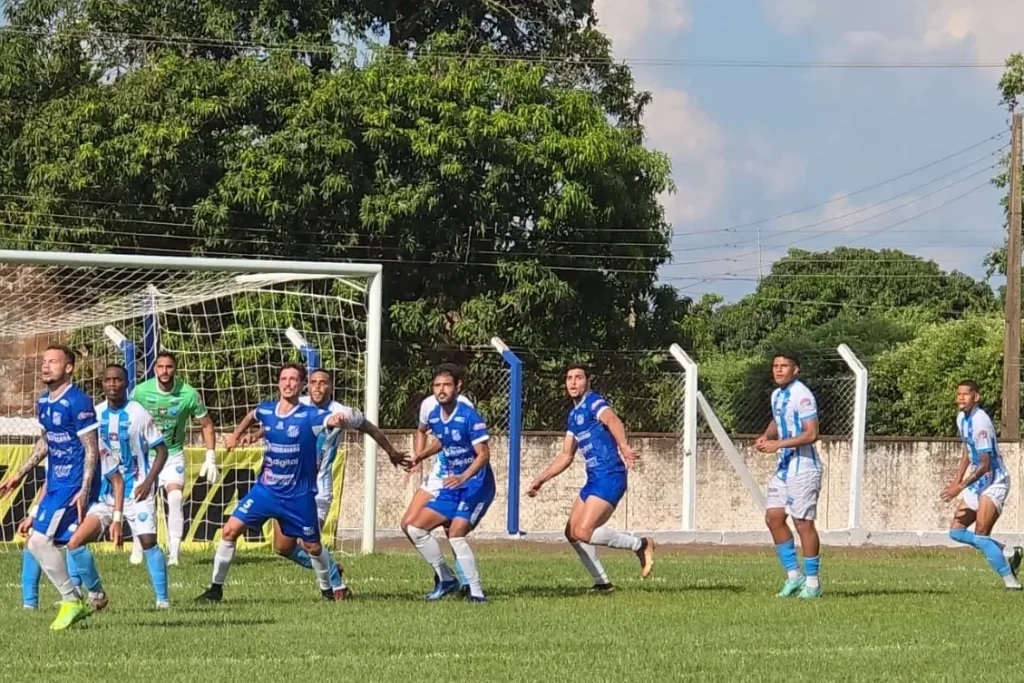 Ivinhema jogou com a obrigação de vitória e fez sua parte para se classificar (Foto: Cido Pereira/FFMS)