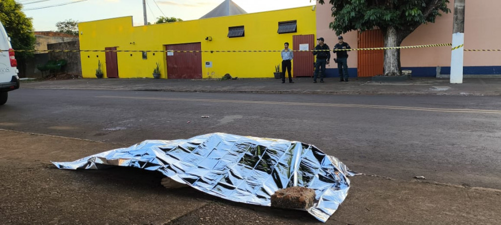 Homem já estava morto quando equipes do Corpo de Bombeiros e Samu chegaram ao local; Foto e vídeo: Sidnei Bronka/Ligado Na Notícia