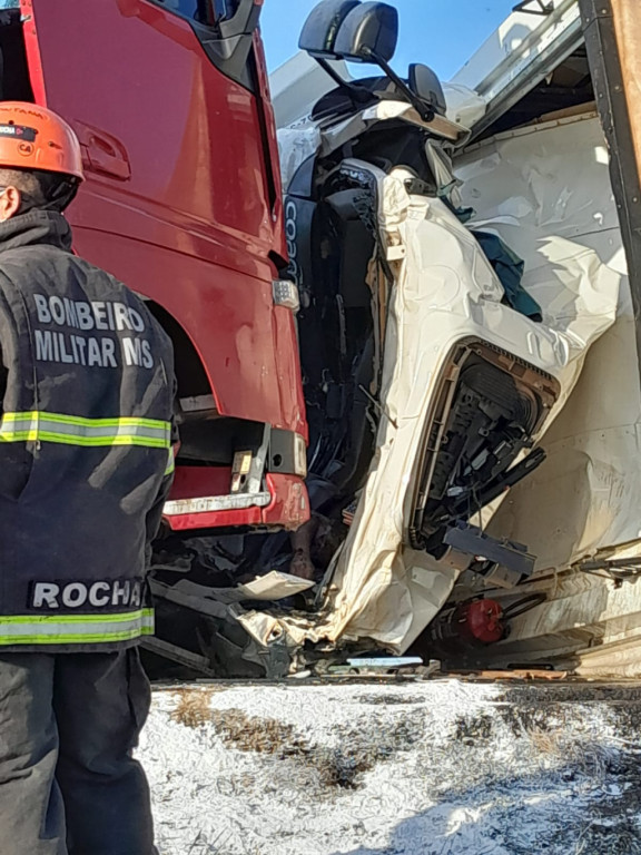 Devido ao impacto da batida, foi preciso usar uma pá carregadeira para afastar as cabines uma da outra; Fotos: Ligado Na Redação