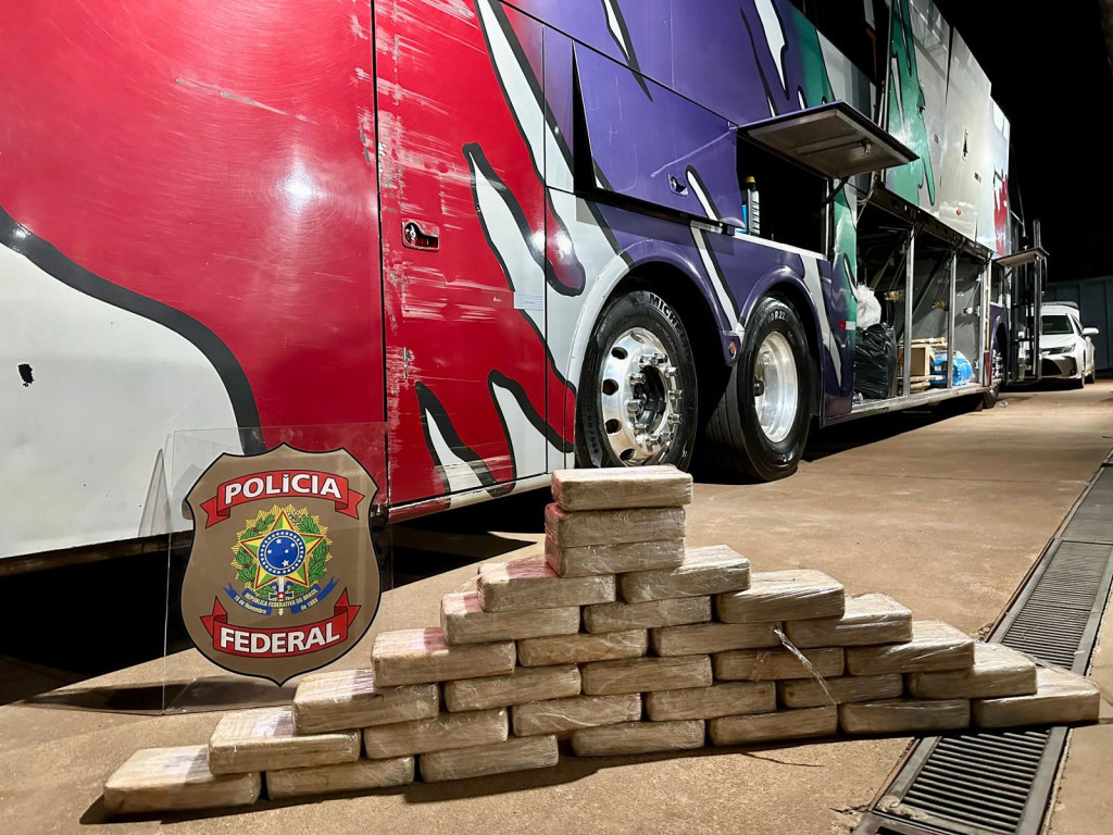Tabletes de cocaína que estavam escondidos em ônibus (Foto: Divulgação)