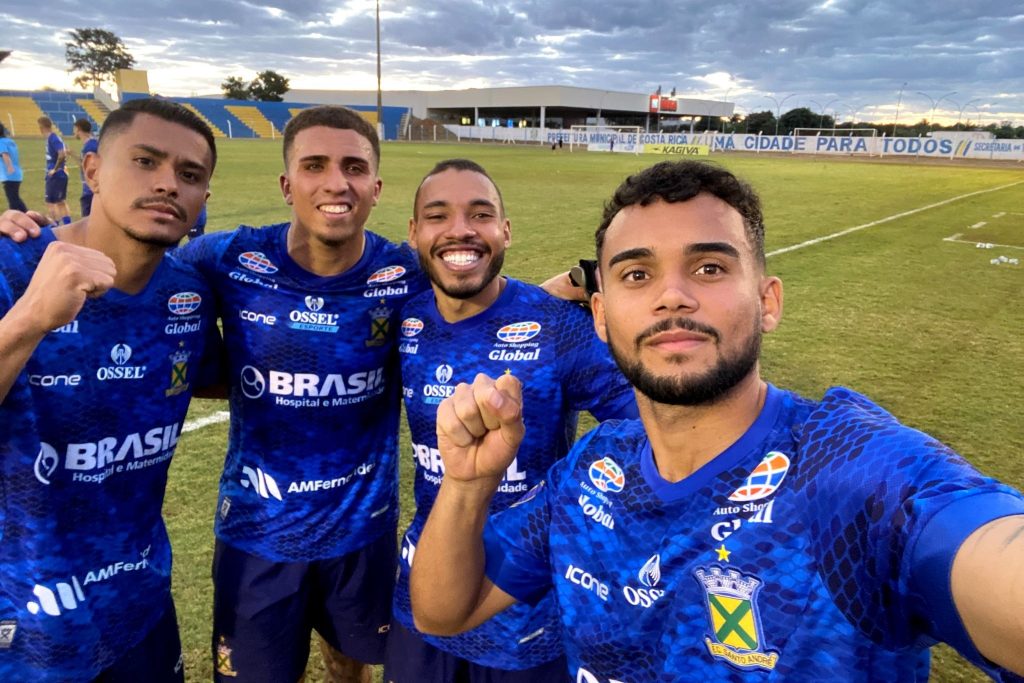 Jogadores do Santo André comemoram a vitória conquistada no Laertão (Foto: X Oficial/EC Santo André)