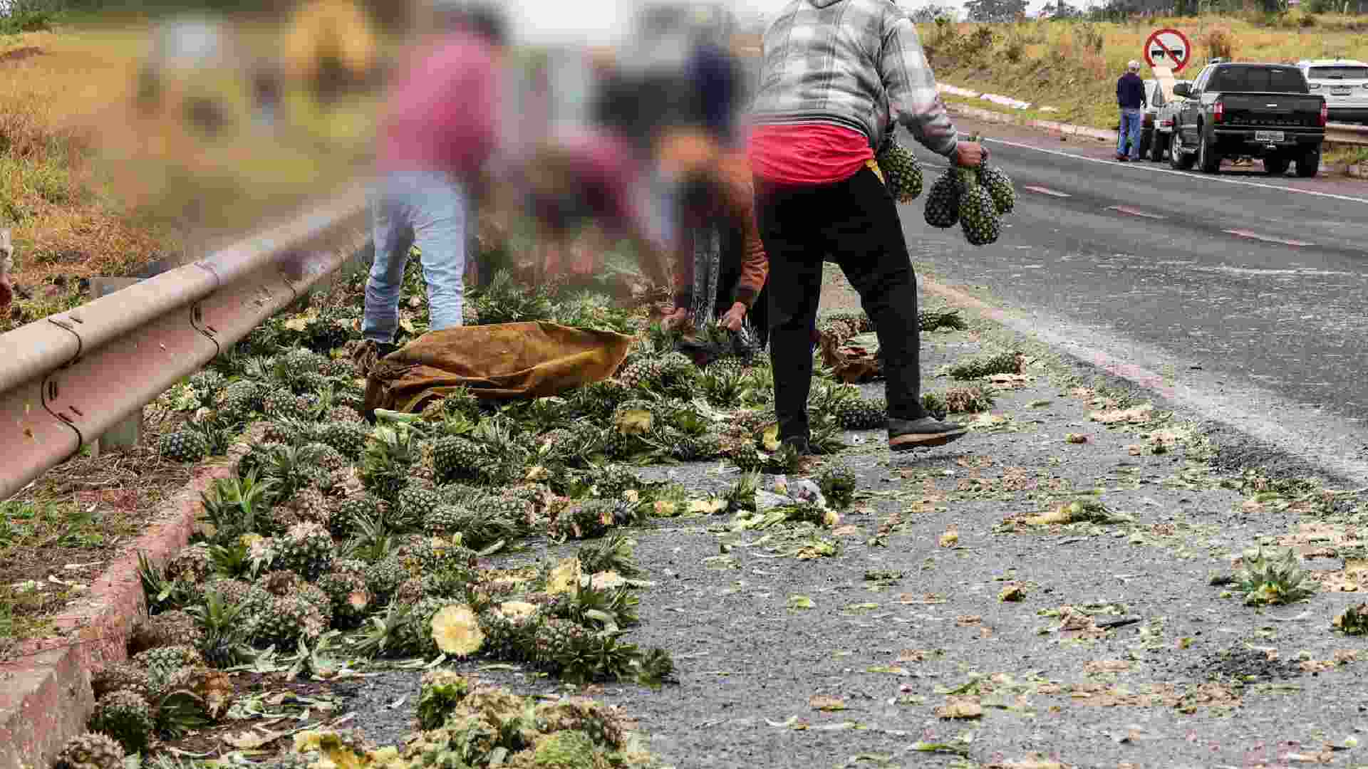 Carga de abacaxi foi saqueada (Foto: Nathalia Alcântara, Midiamax)