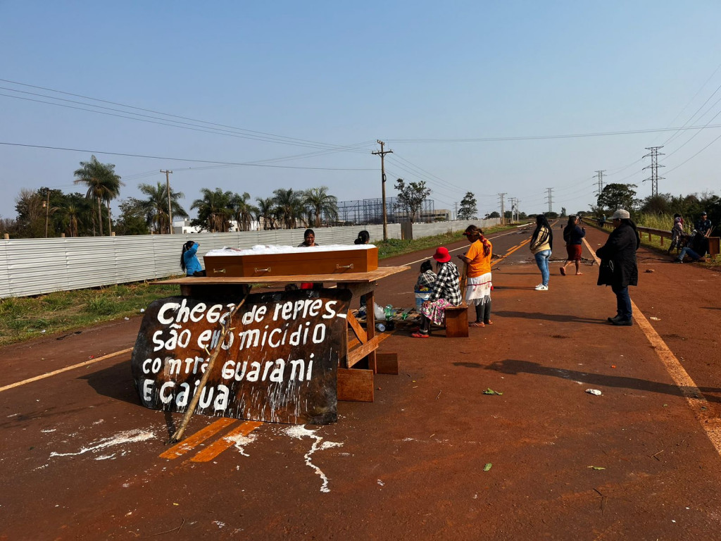 Indígenas prometem fazer o enterro no meio da pista; Fotos: Sidnei Bronka/Ligado Na Notícia