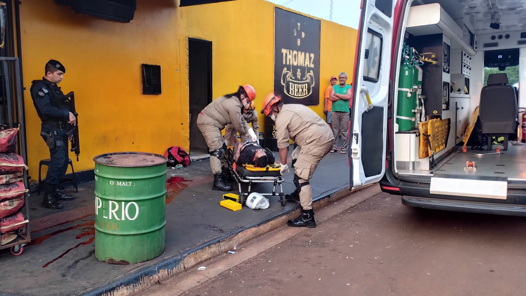 Momento em que bombeiros socorriam vítima de atentado no Dioclécio Artuzi (Foto: Leandro Holsbach)