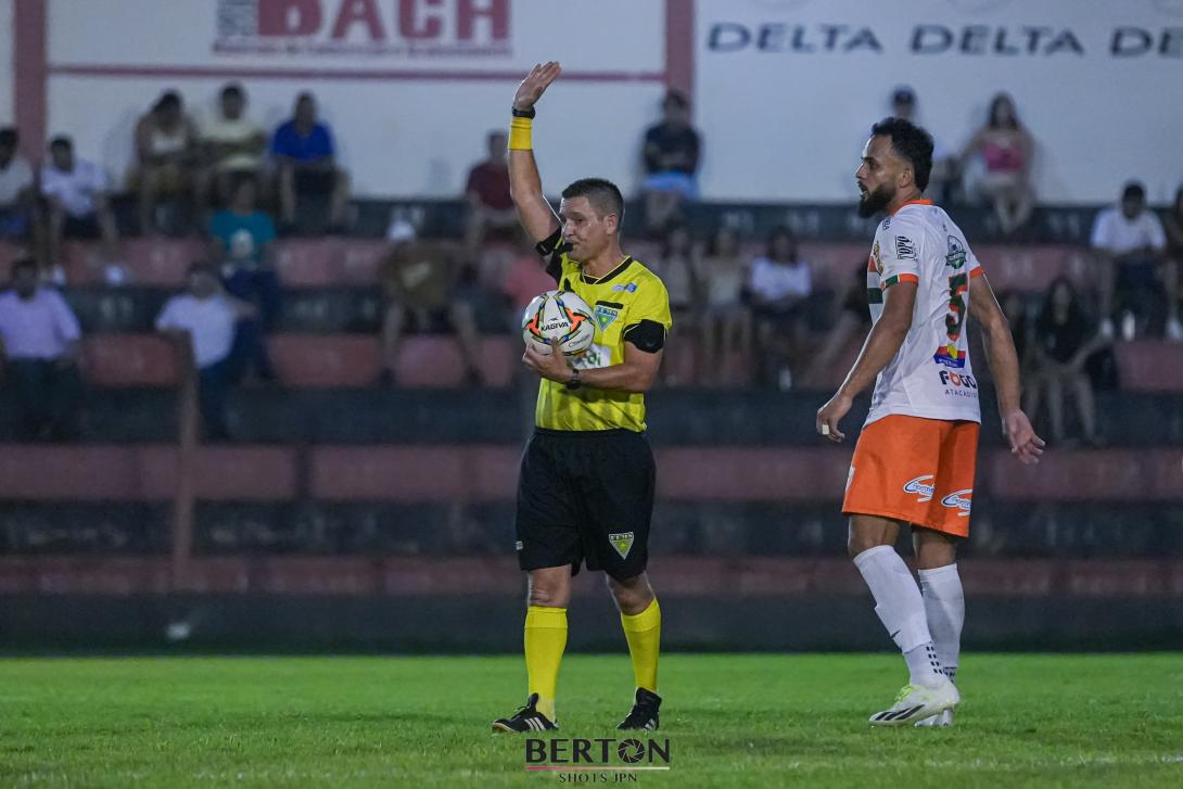 Maicon Alex Ristof de Souza foi o árbitro do empate sem gols entre Águia Negra e Naviraiense (Foto: Marcelo Berton/@berton_shots_jpn)