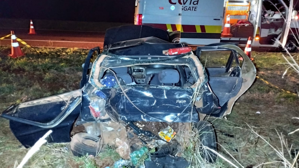 Carro da família ficou bem destruído; Fotos: Leandro Holsbach/Alerta Dourados