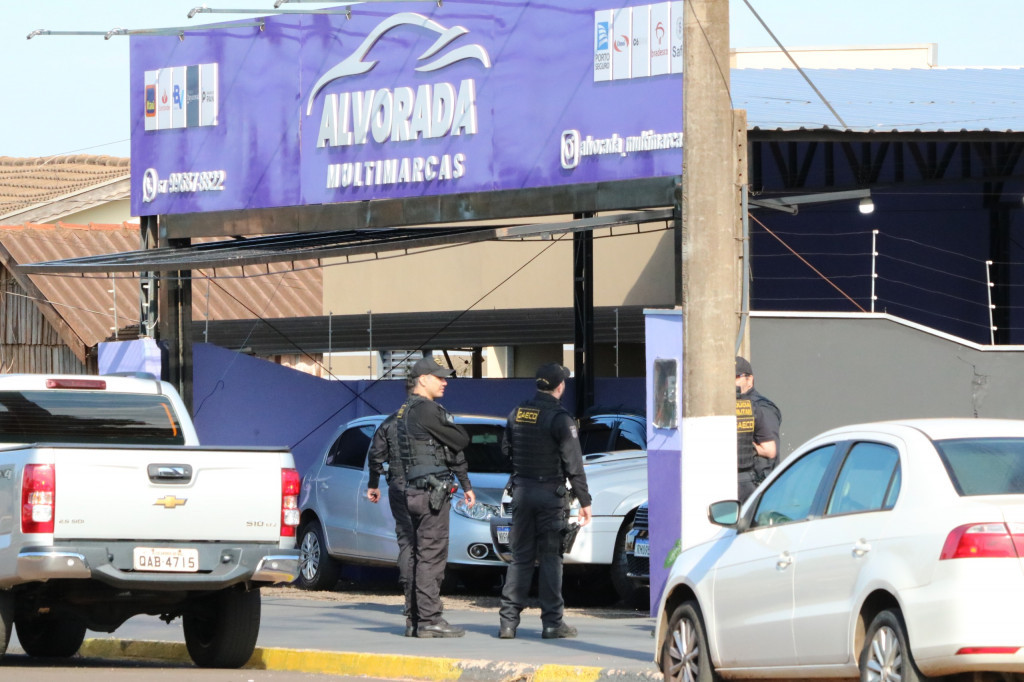 Uma garagem de veículos está entre os locais 'visitados' pelos agentes do Gaeco; Foto: Ivi Notícias