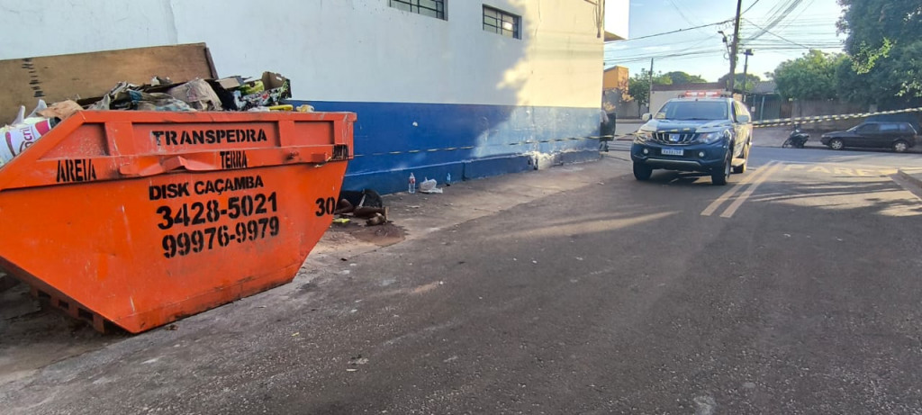 Corpo do homeme estava próximo a caçamba e foi encontrado pelo proprietário de um mercado; Foto: Sidnei Bronka/Ligado Na Notícia