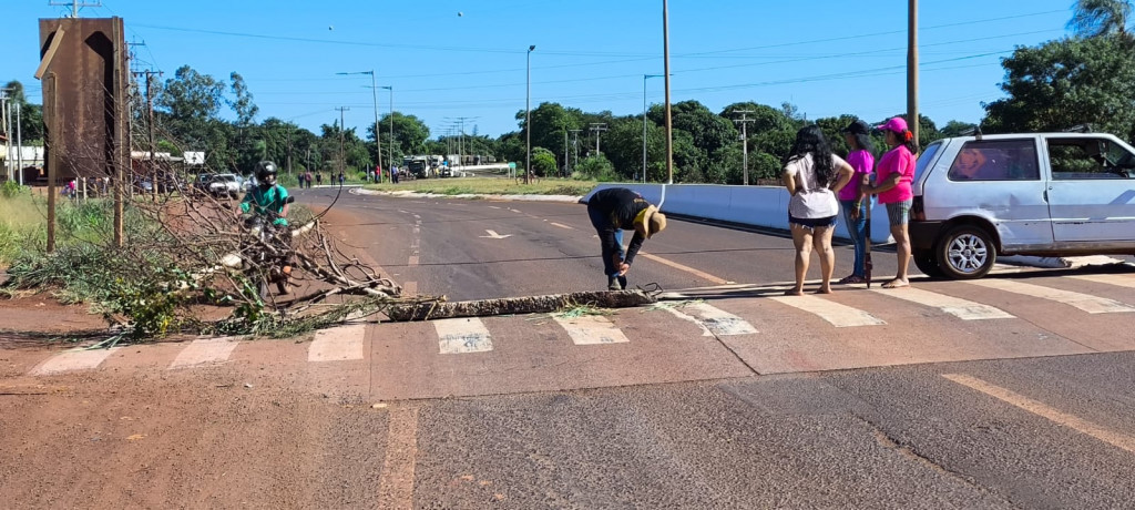 Não há previsão para liberação da pista que está interditada nos dois sentidos; Foto: Sidnei Bronka/Ligado Na Notícia