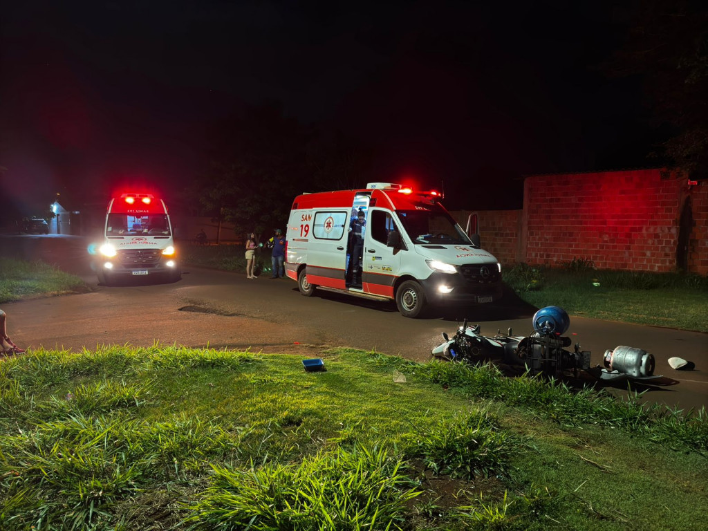 Botijões de gás ficaram na rua após a batida; Foto: Anderson Braga