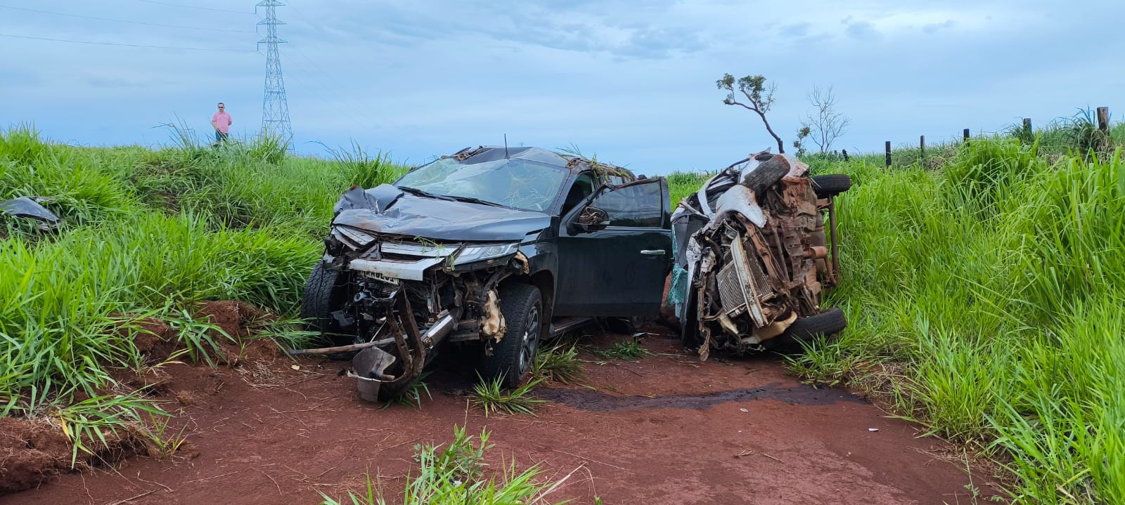 Veículos capotaram e foram parar às margens da rodovia - Foto: Sidnei Bronka/Ligado Na Notícia 