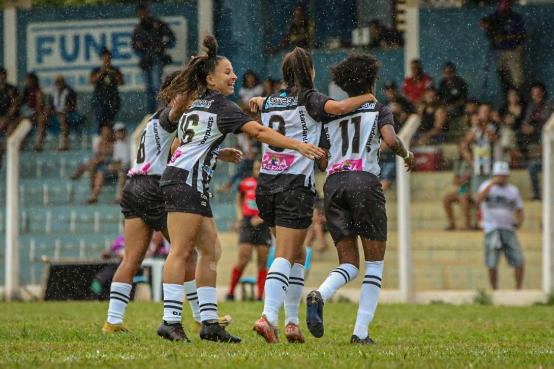 Jogadoras do Operário comemoram gol e campanha perfeita do time do Estadual Feminino (Foto: Rodrigo Moreira/FFMS)