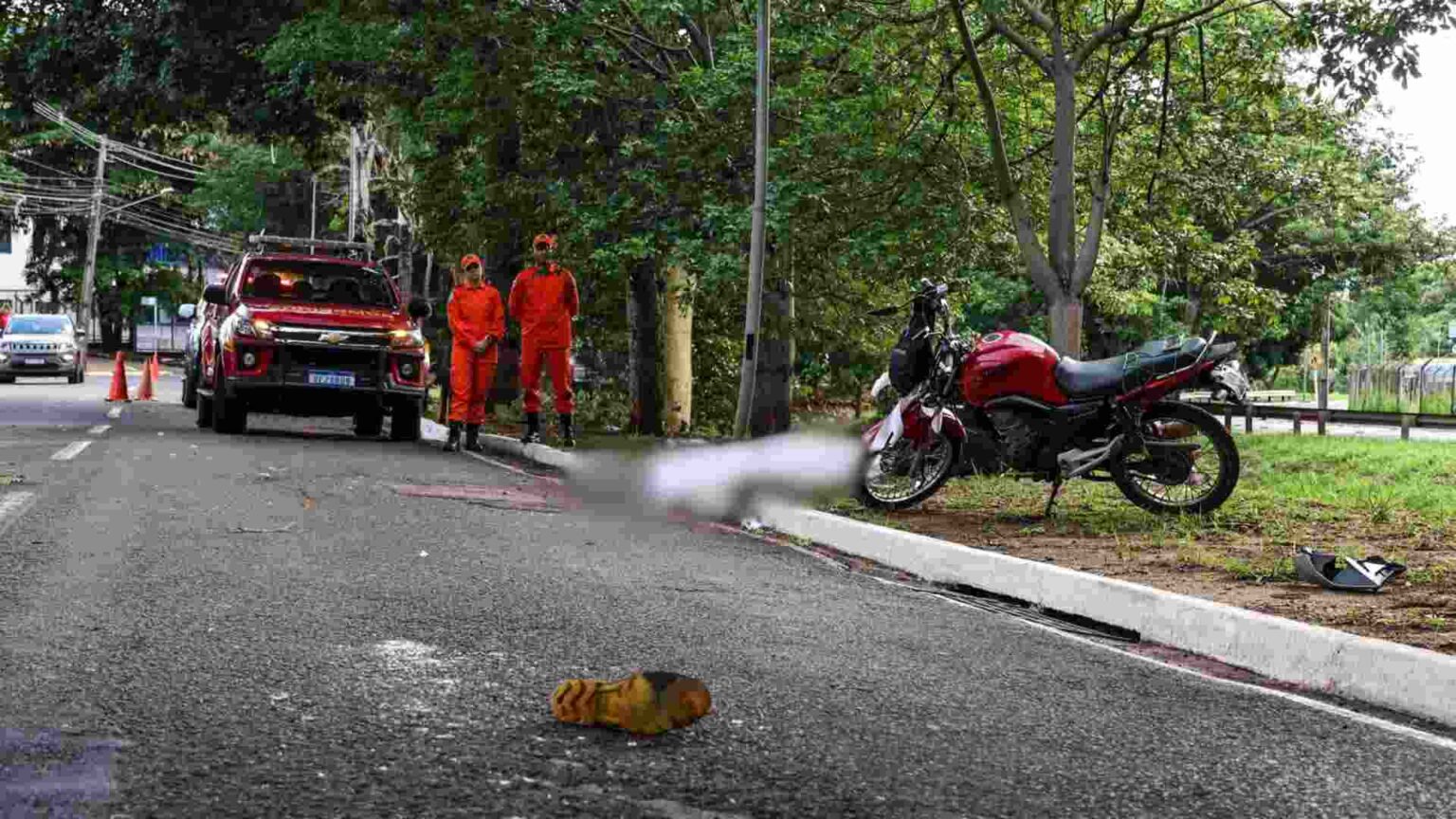 Sapatos da vítima ficaram espalhados pela avenida. (Foto: Nathalia Alcântara, Jornal Midiamax)