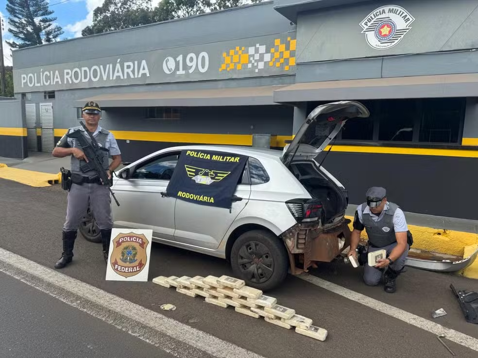 Tabletes da droga estava no fundo falso e em outros lugares do carro; Foto: Divulgação/PMR-SP