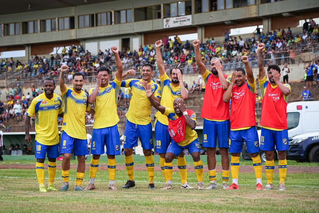 Jogadores do DAC comemoram com Barcos (19) o terceiro gol da vitória sobre o Águia Negra (Foto: Marcelo Berton/@berton_shots_jpn)