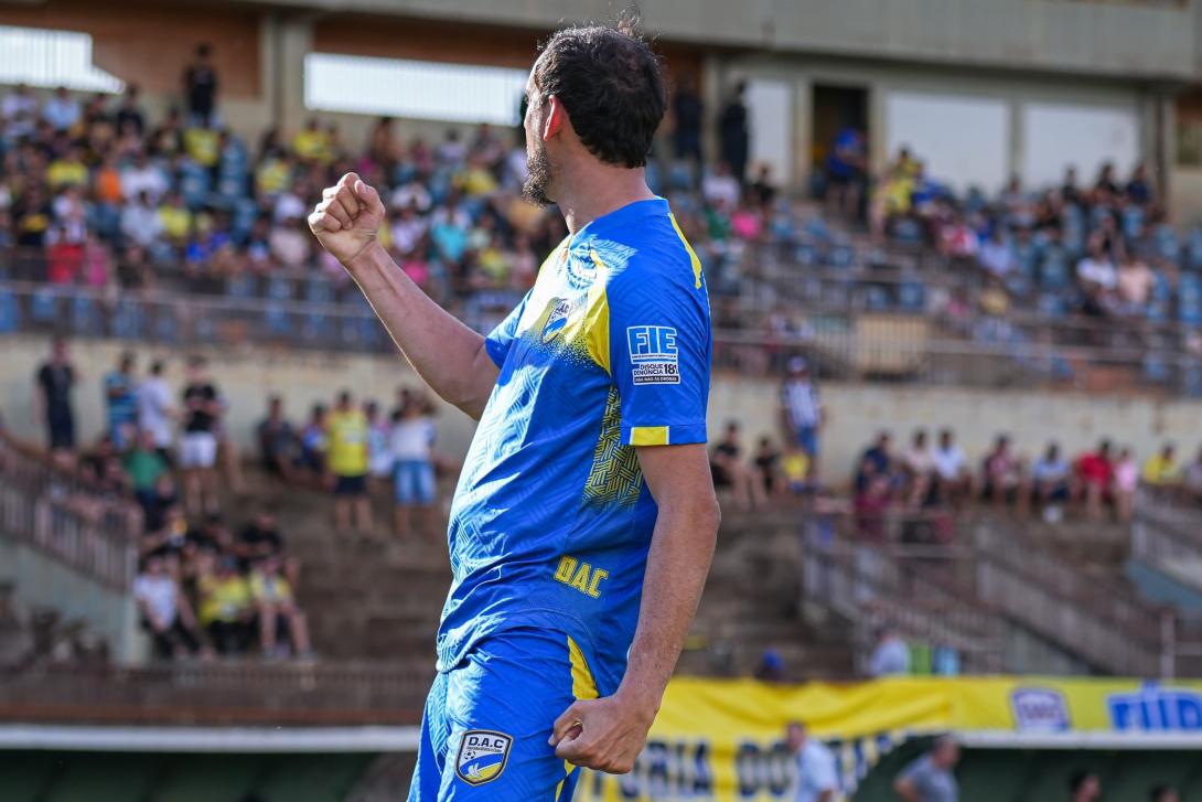 Barcos foi o nome do jogo e marcou três vezes na goleada do DAC no Douradão (Foto: Marcelo Berton/@berton_shots_jpn)