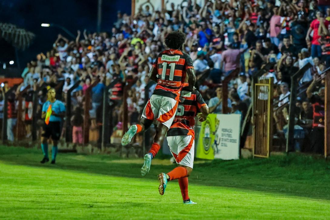 Eto'o (11) sofreu o pênalti e Jô (6) cobrou no primeiro gol do Águia Negra em Rio brilhante (Foto: Anderson Menezes/@polygon_fotografia)